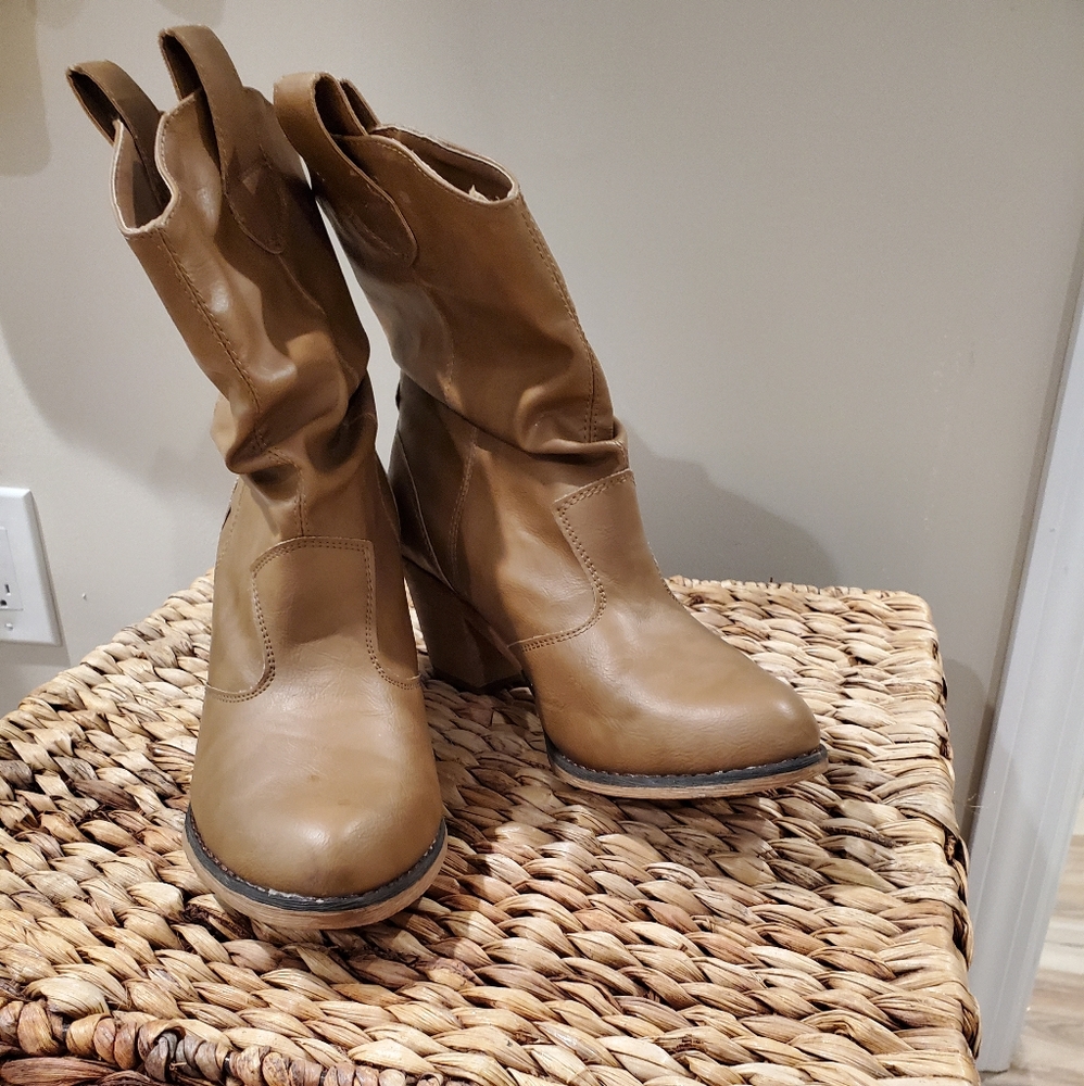 Boot - Picture 2 of 2